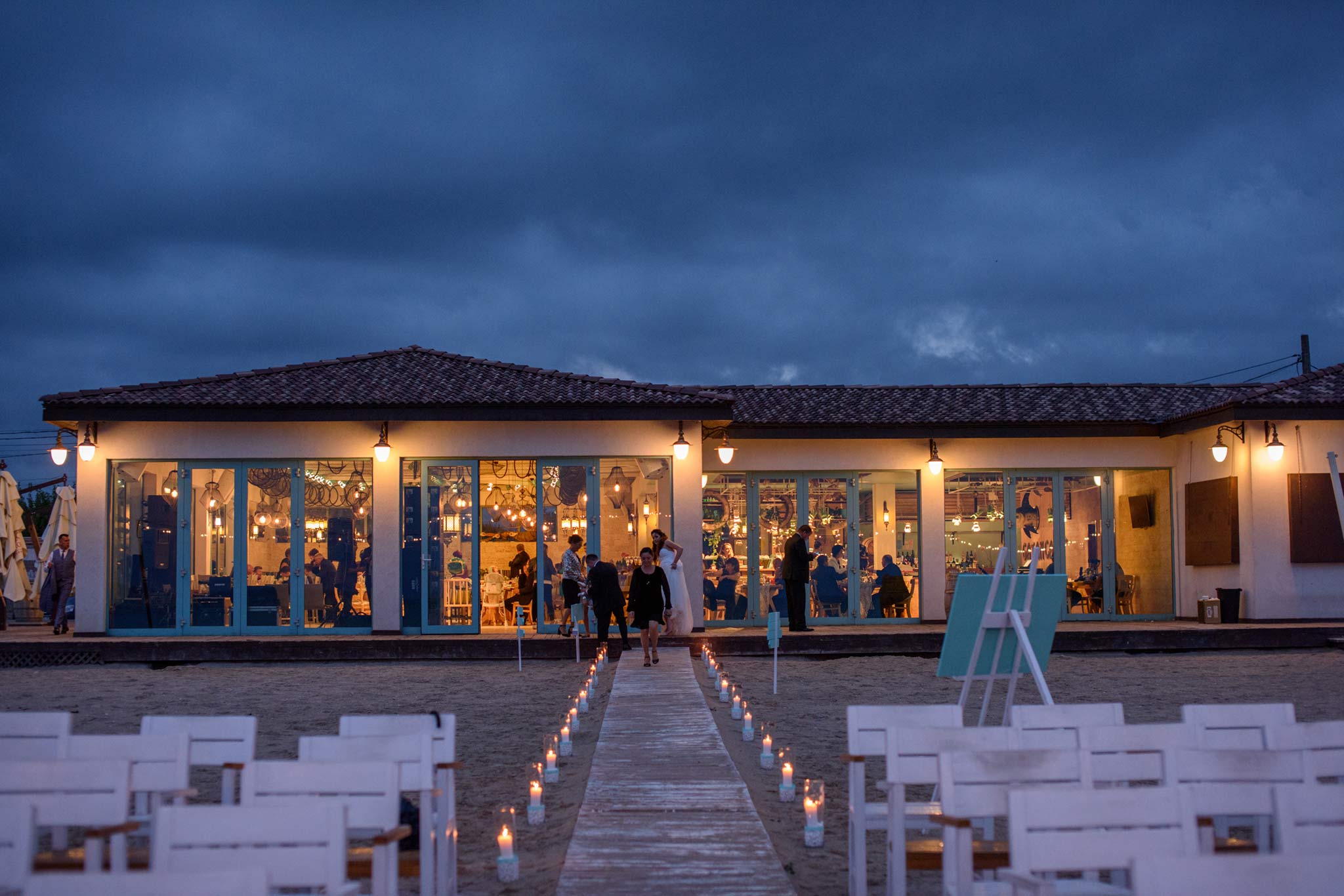 Nuntă pe plajă organizată în România