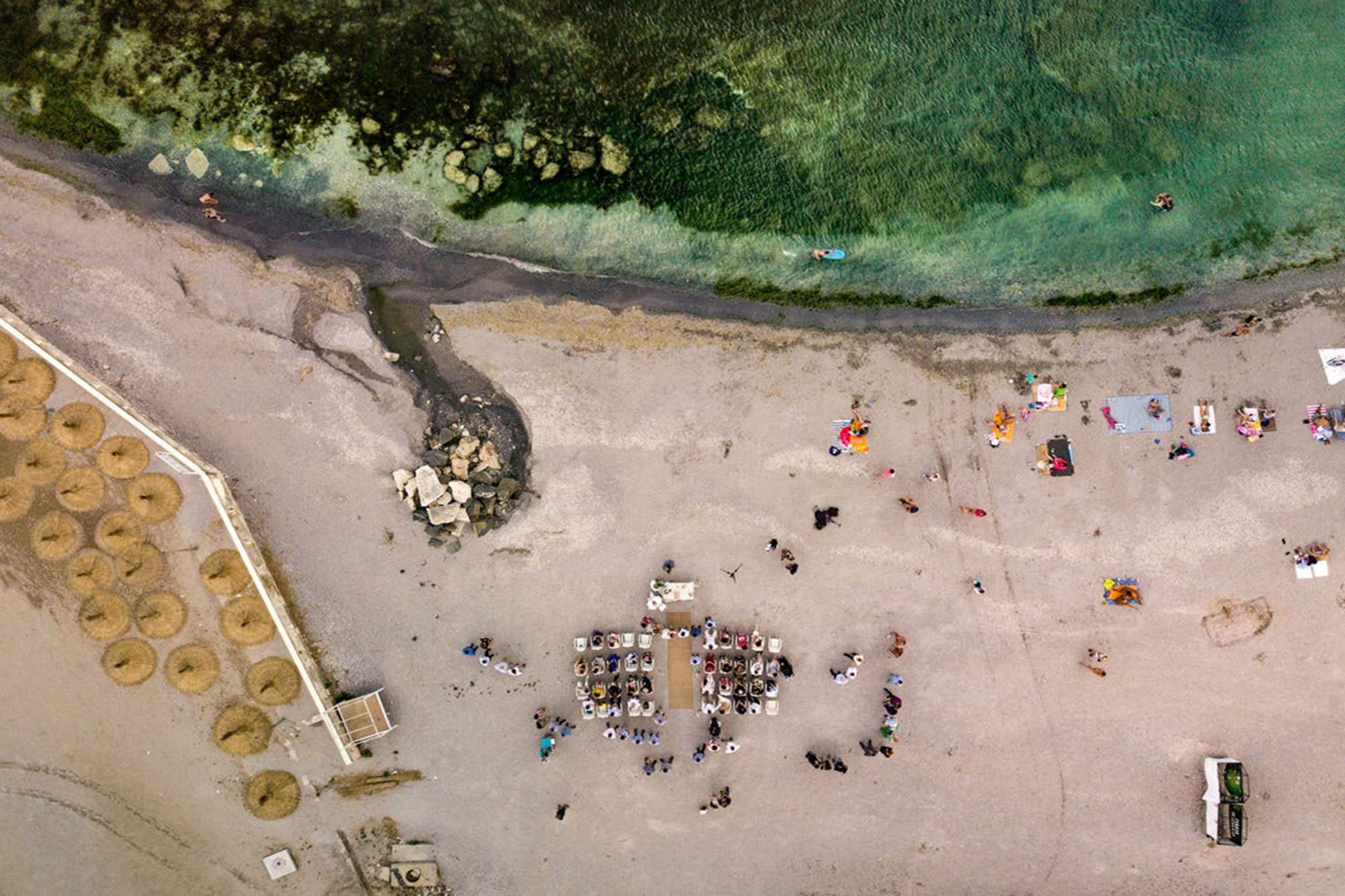 Nuntă pe plajă organizată în România