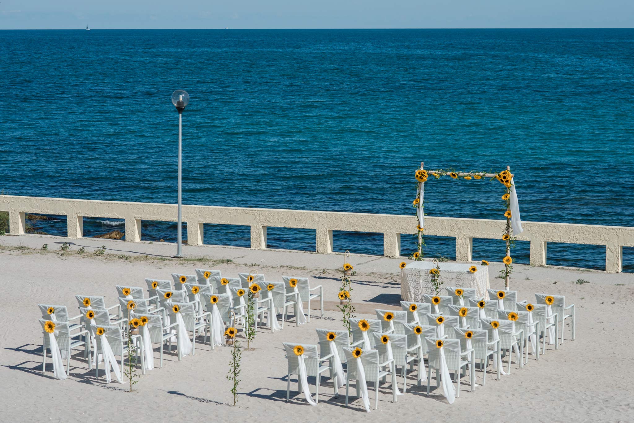 Nuntă pe plajă organizată în România