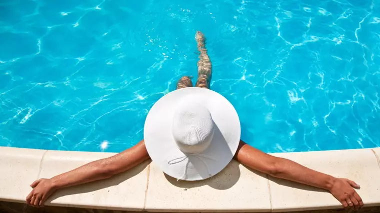 femeie in piscina