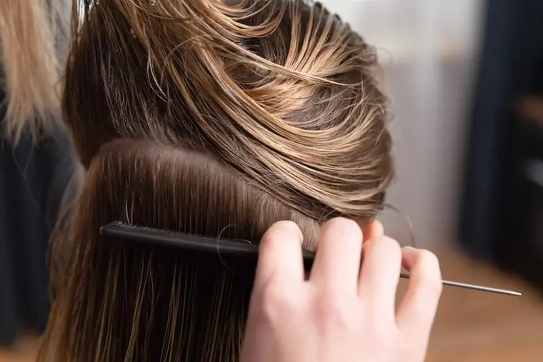 Top 6 nuanțe de păr care te întineresc cu 10 ani